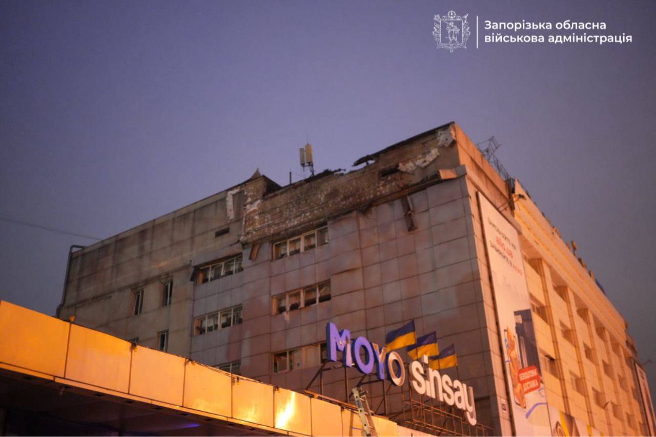 Два десятки ударів по Запоріжжю: пожежа в «Епіцентрі» та пошкоджені будинки. ФОТО