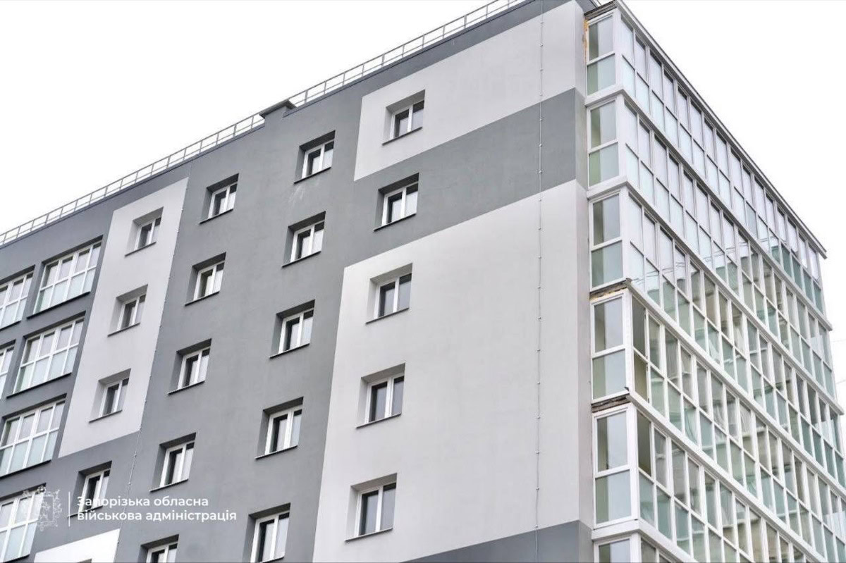 Чекали відбудову понад два роки: мешканці будинку на Запорізькій отримали ключі від квартир