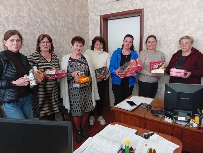 У Долинській громаді завершили акцію «Бібліотека підтримки»: для військових зібрали книги та смаколики