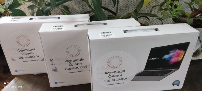 Учні Павлівської громади отримали ноутбуки від Фундації Олени Зеленської