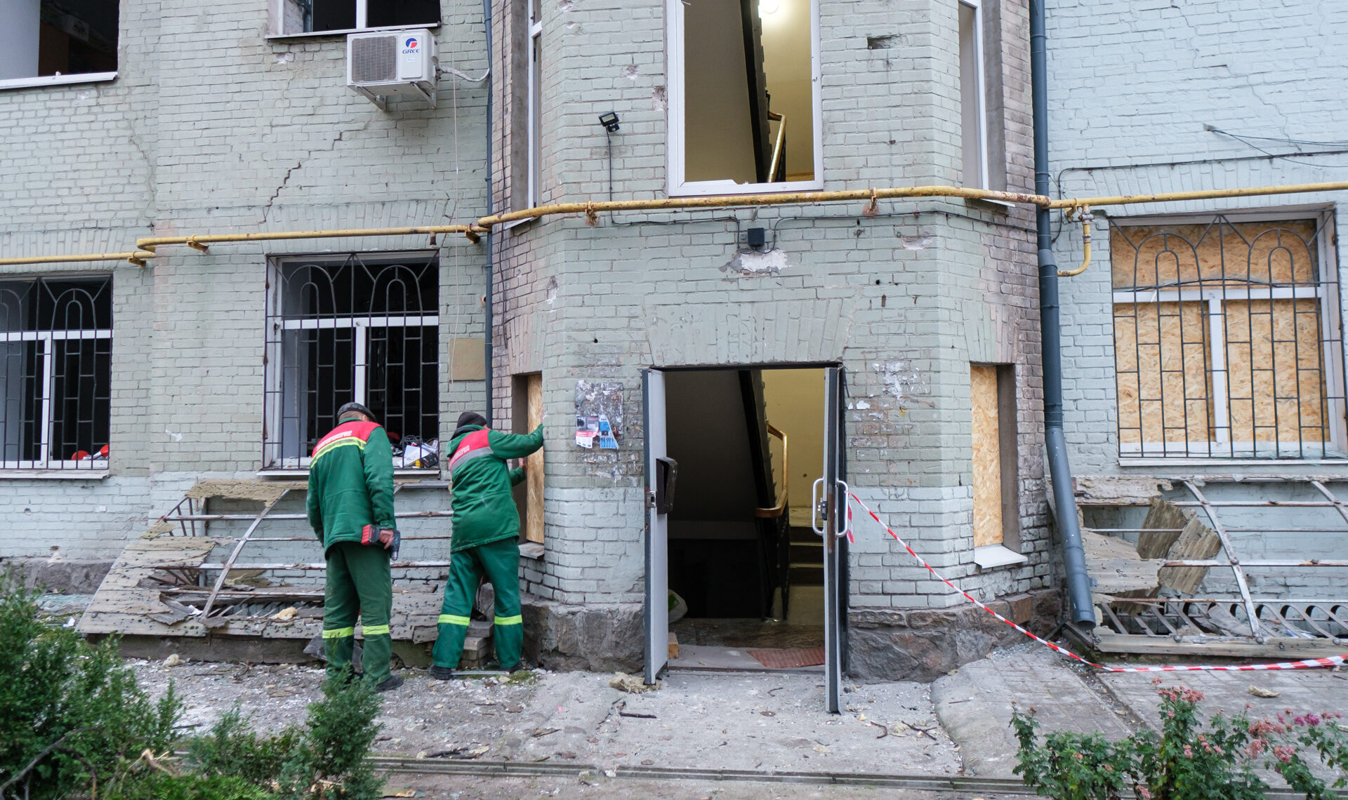 Скління під’їздів після обстрілів: у Запоріжжі оголосили тендери на 1,5 млн грн