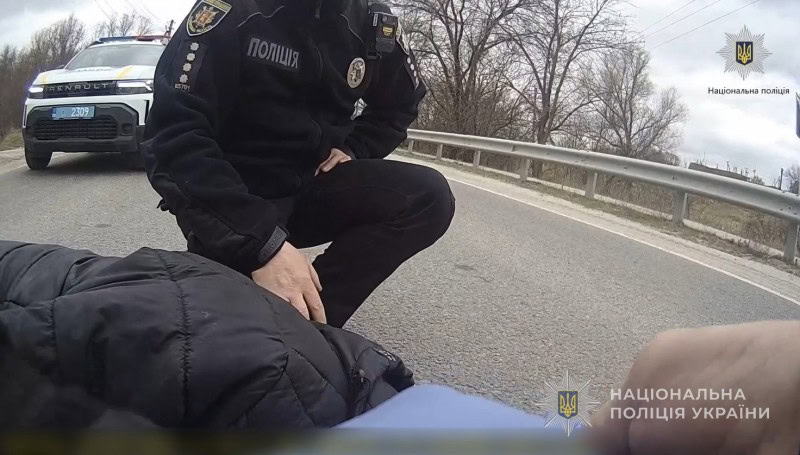У Долинській громаді поліцейські врятували двох людей під загрозою атак FPV-дронів