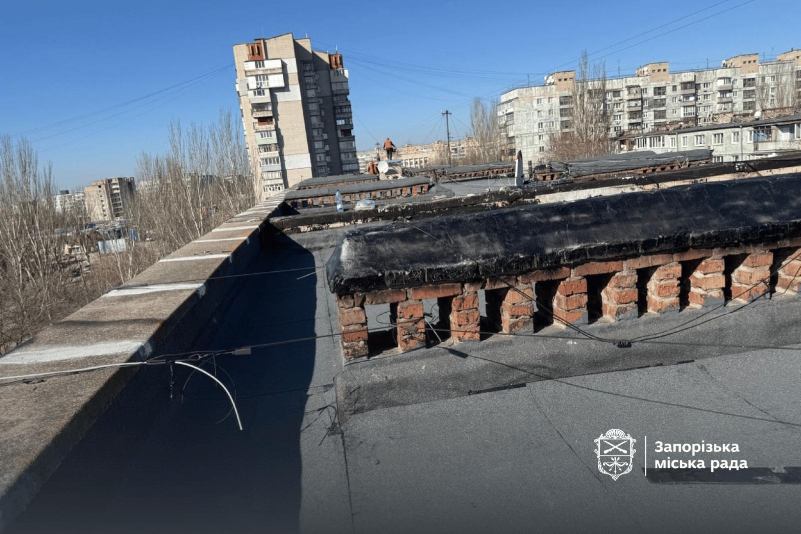 У Запоріжжі ремонтують покрівлі 14 багатоповерхівок, пошкоджених через обстріли