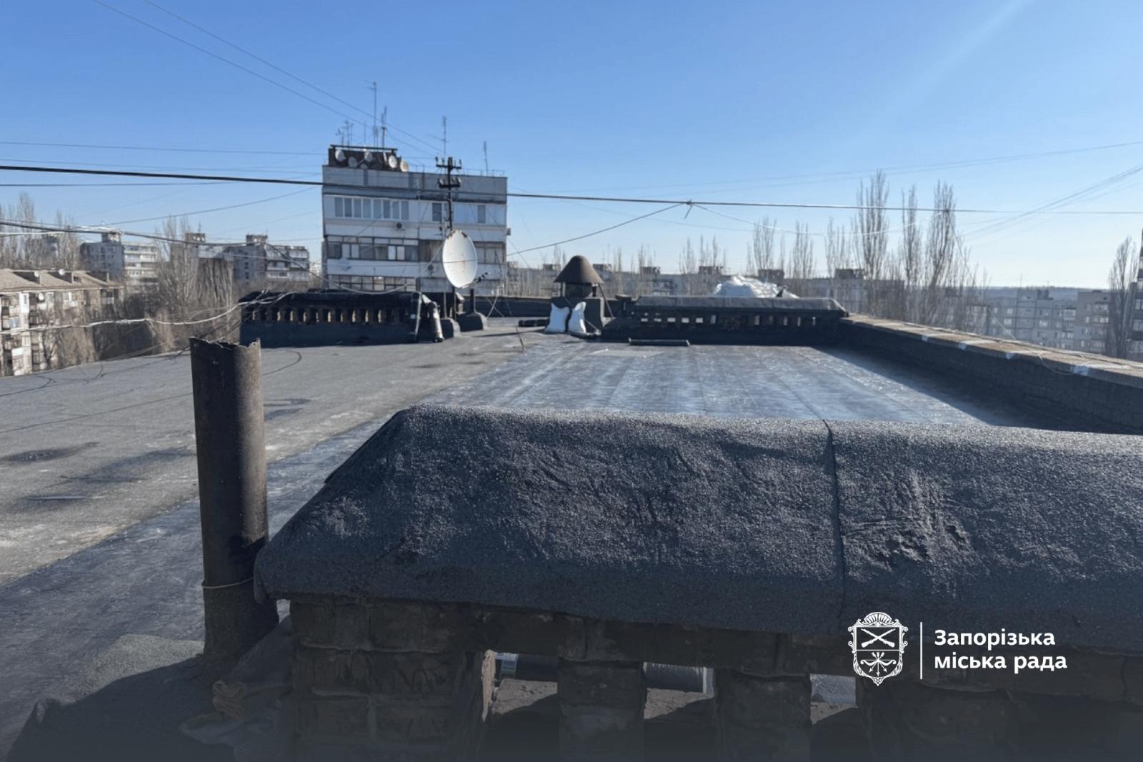 У Запоріжжі ремонтують покрівлі 14 багатоповерхівок, пошкоджених через обстріли