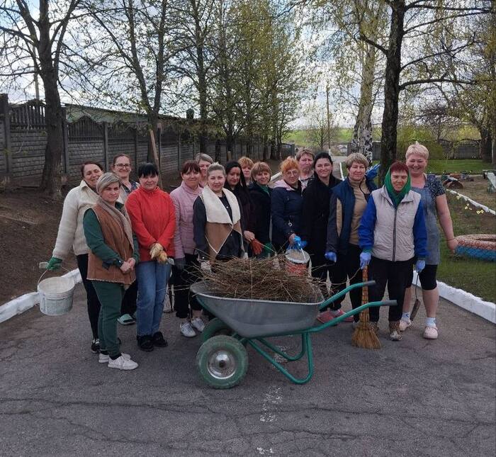Території закладів Долинської громади впорядковують і озеленюють