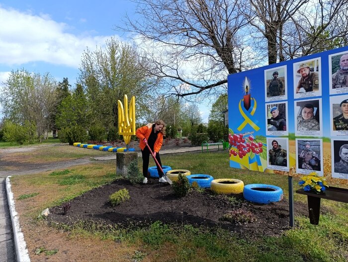 Території закладів Долинської громади впорядковують і озеленюють