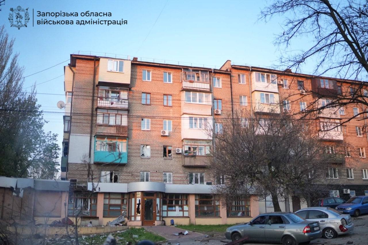 Пошкоджені будинки, знищені авто та зупинка: росіяни вдарили по Запоріжжю