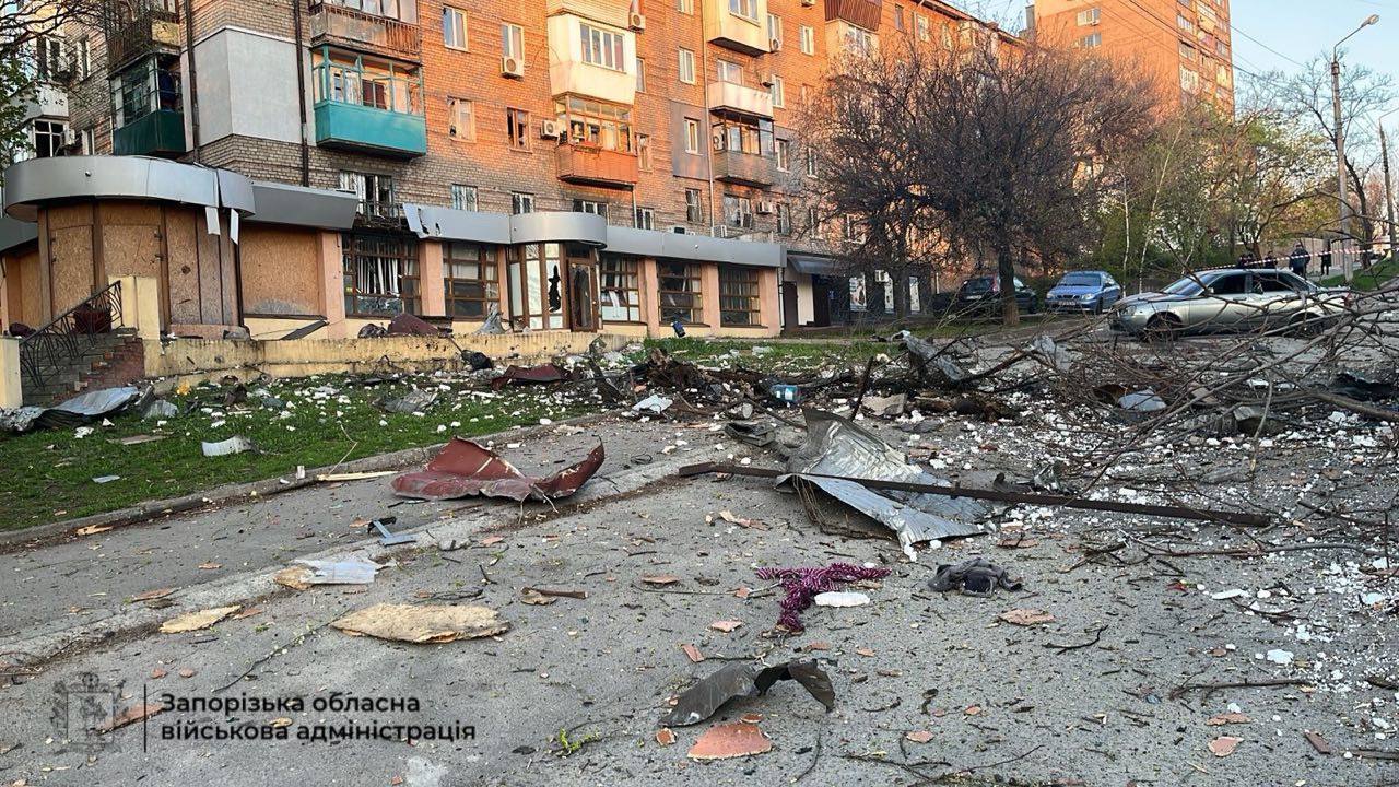 Пошкоджені будинки, знищені авто та зупинка: росіяни вдарили по Запоріжжю