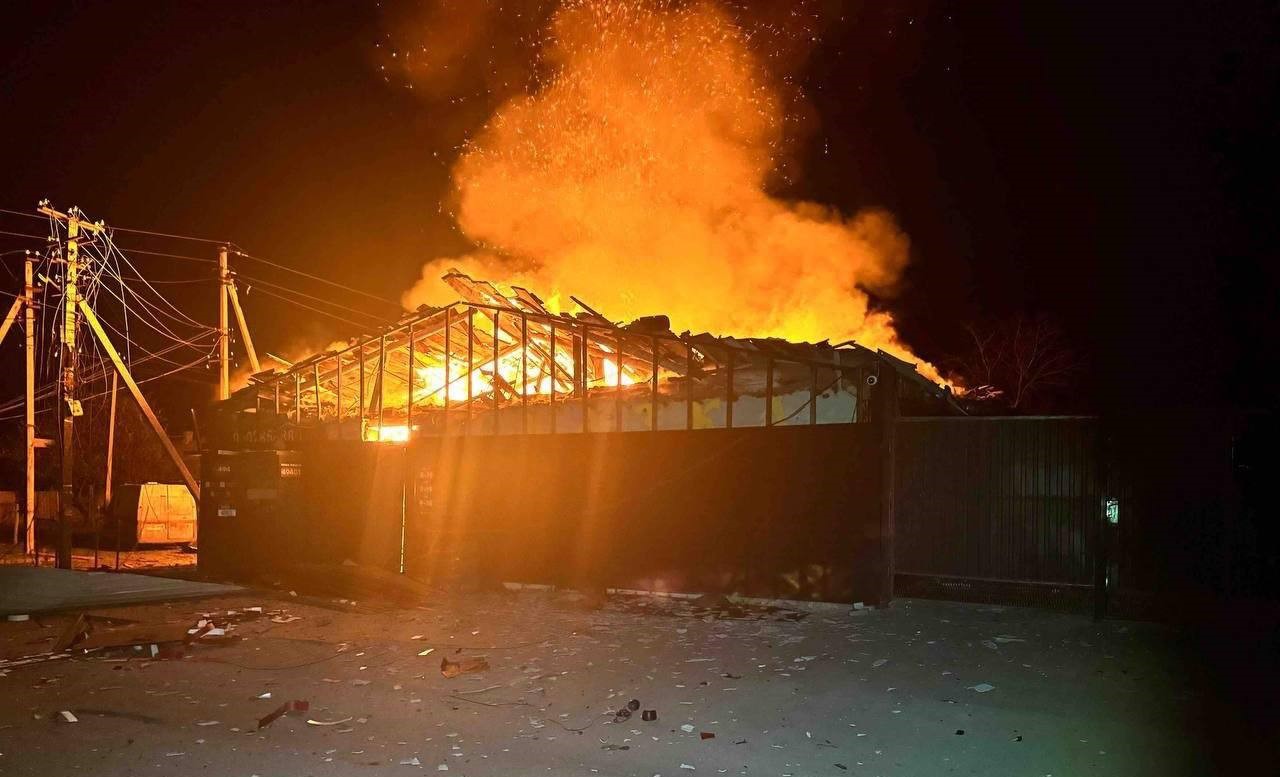 Удар дрона по Запорізькій області: згоріли понад 150 посилок «Нової пошти»