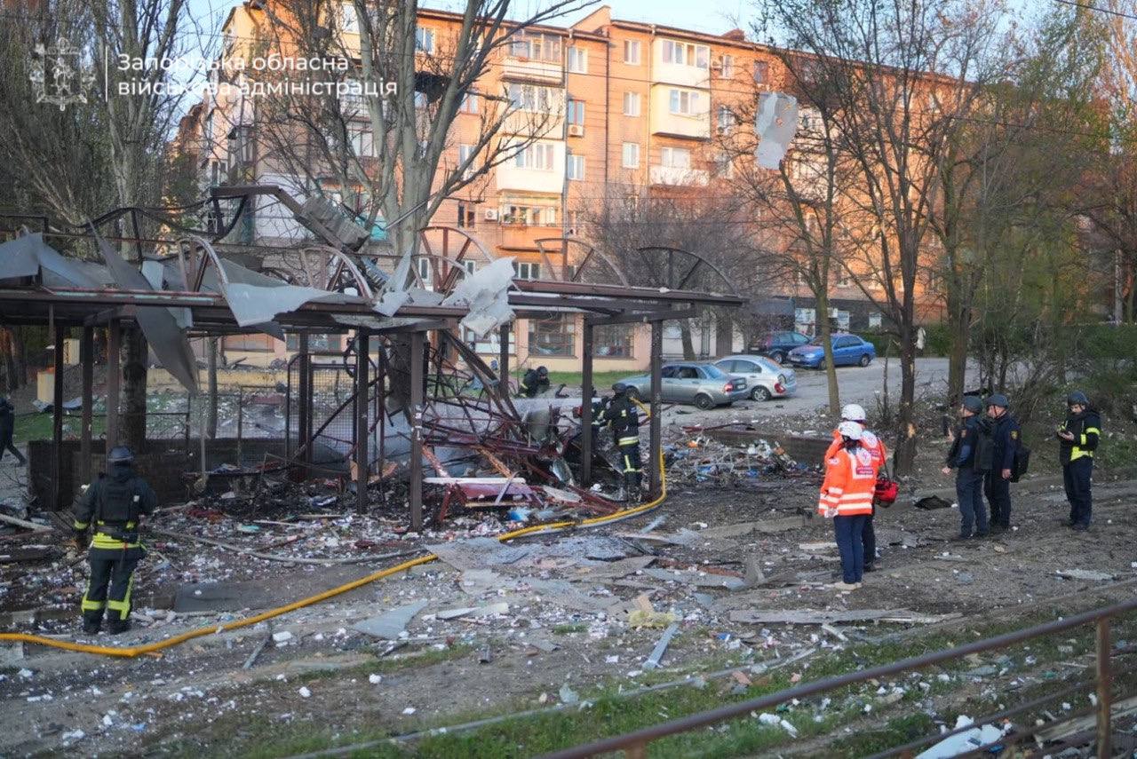 Пошкоджені будинки, знищені авто та зупинка: росіяни вдарили по Запоріжжю