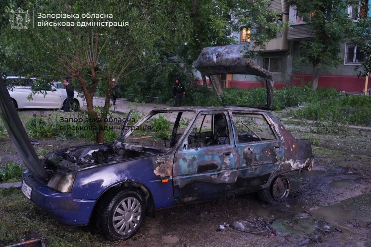 Ворожий дрон влучив у житловий квартал Запоріжжя: пошкоджені будинки, є поранені