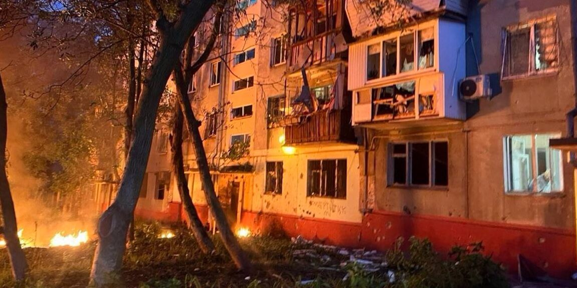 Ворожий дрон влучив у житловий квартал Запоріжжя: пошкоджені будинки, є поранені