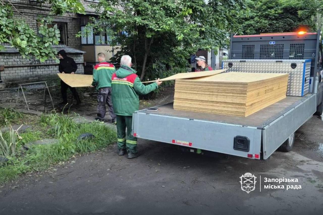 Ворожий дрон влучив у житловий квартал Запоріжжя: пошкоджені будинки, є поранені