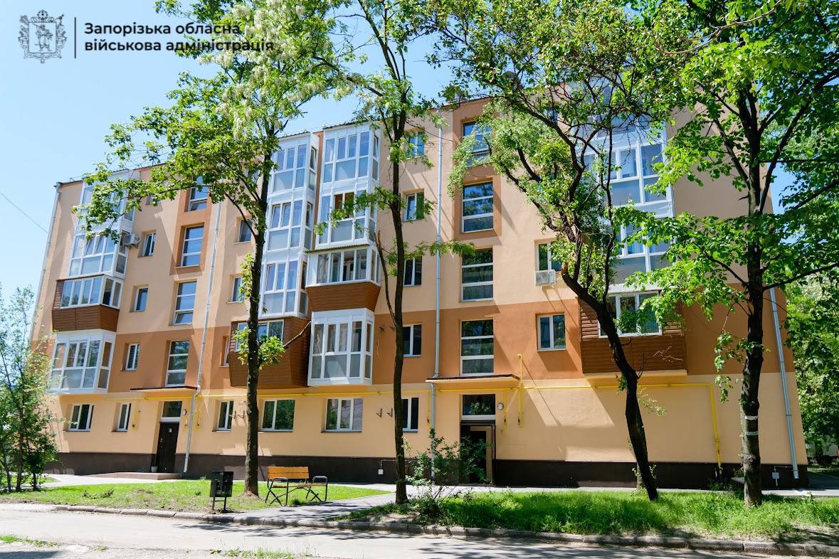 У Запоріжжі відновили будинок, який тричі зазнав обстрілів