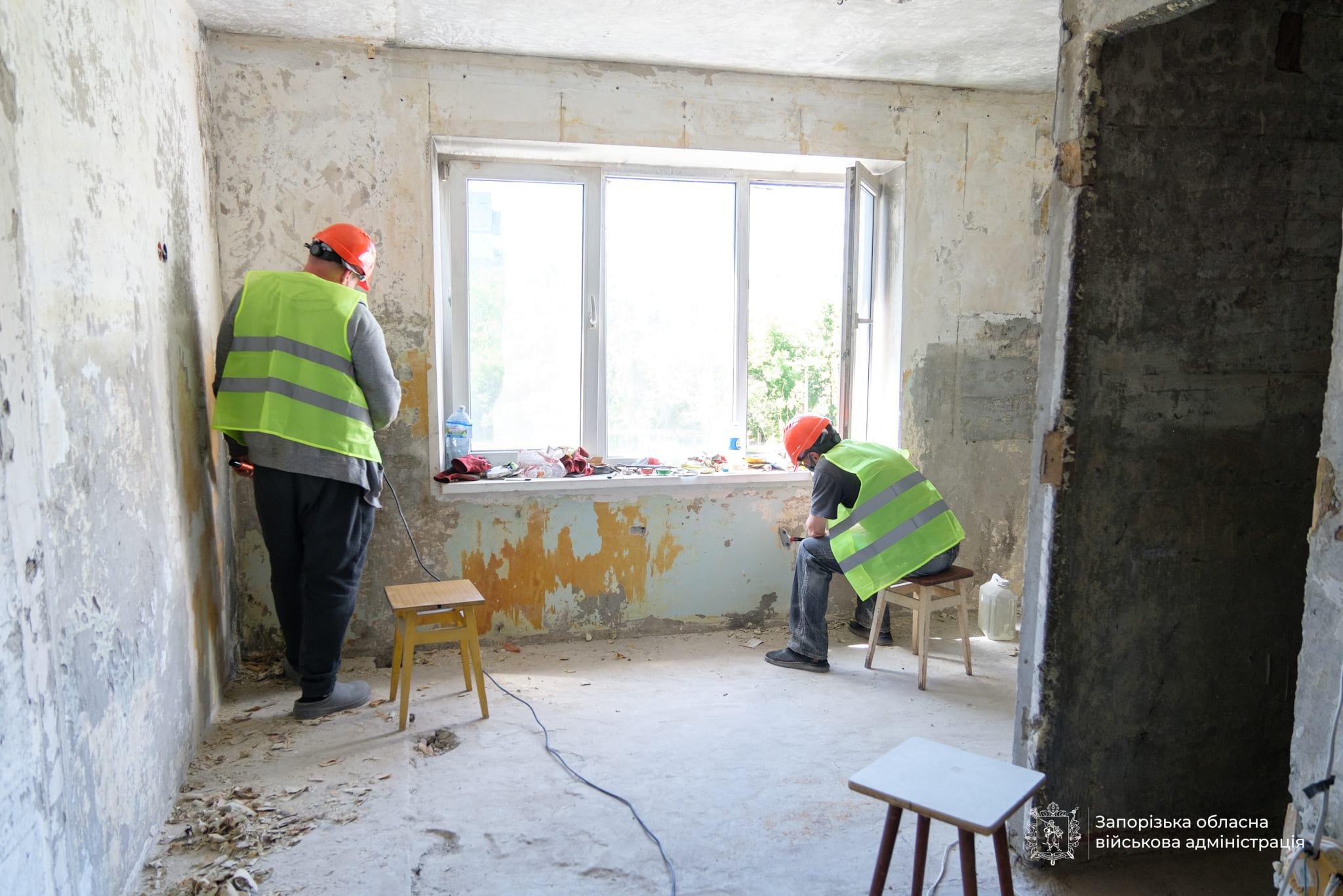 У пошкодженому будинку на вулиці Дмитра Вишневецького завершили 80% демонтажних робіт. ФОТО