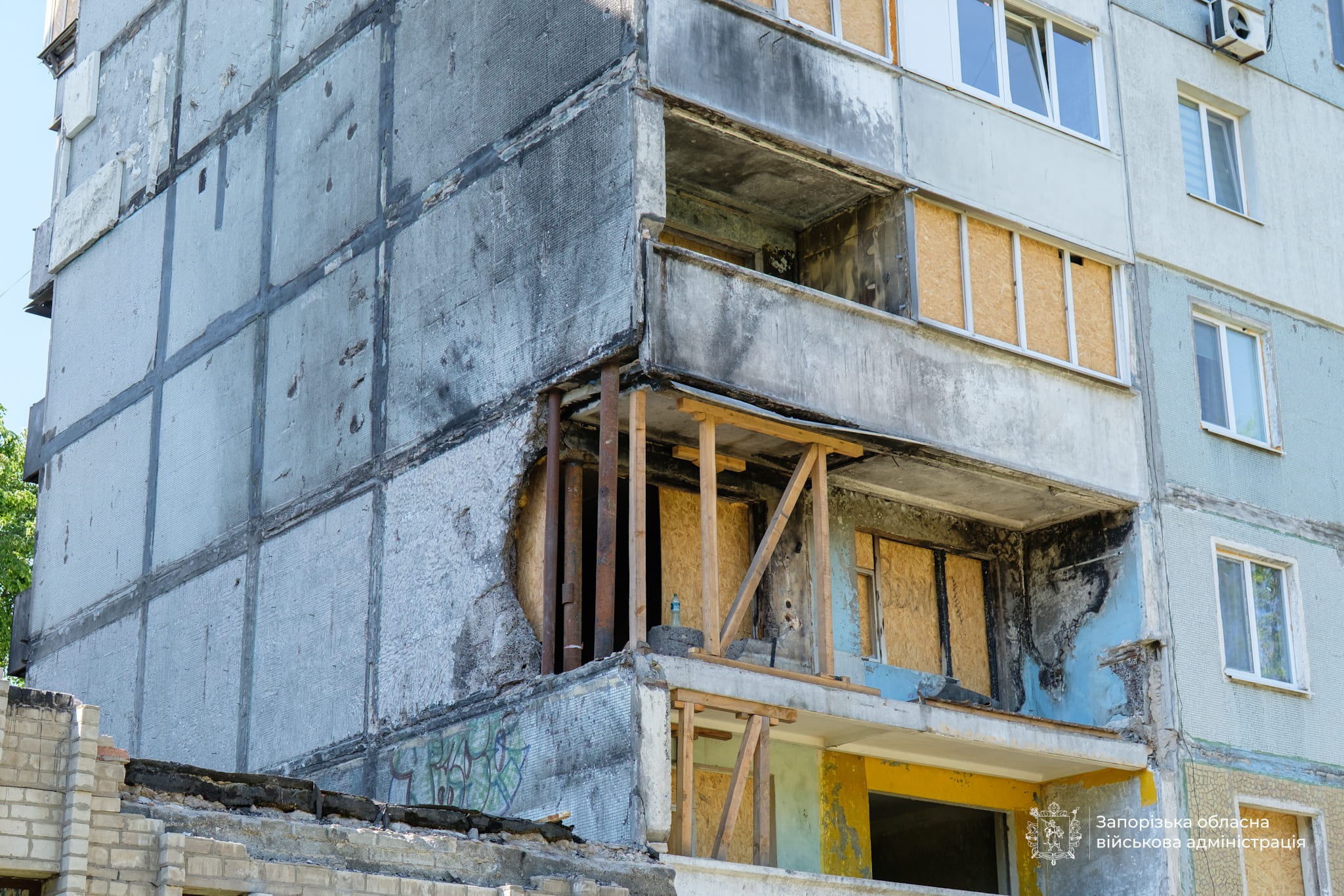У пошкодженому будинку на вулиці Дмитра Вишневецького завершили 80% демонтажних робіт. ФОТО