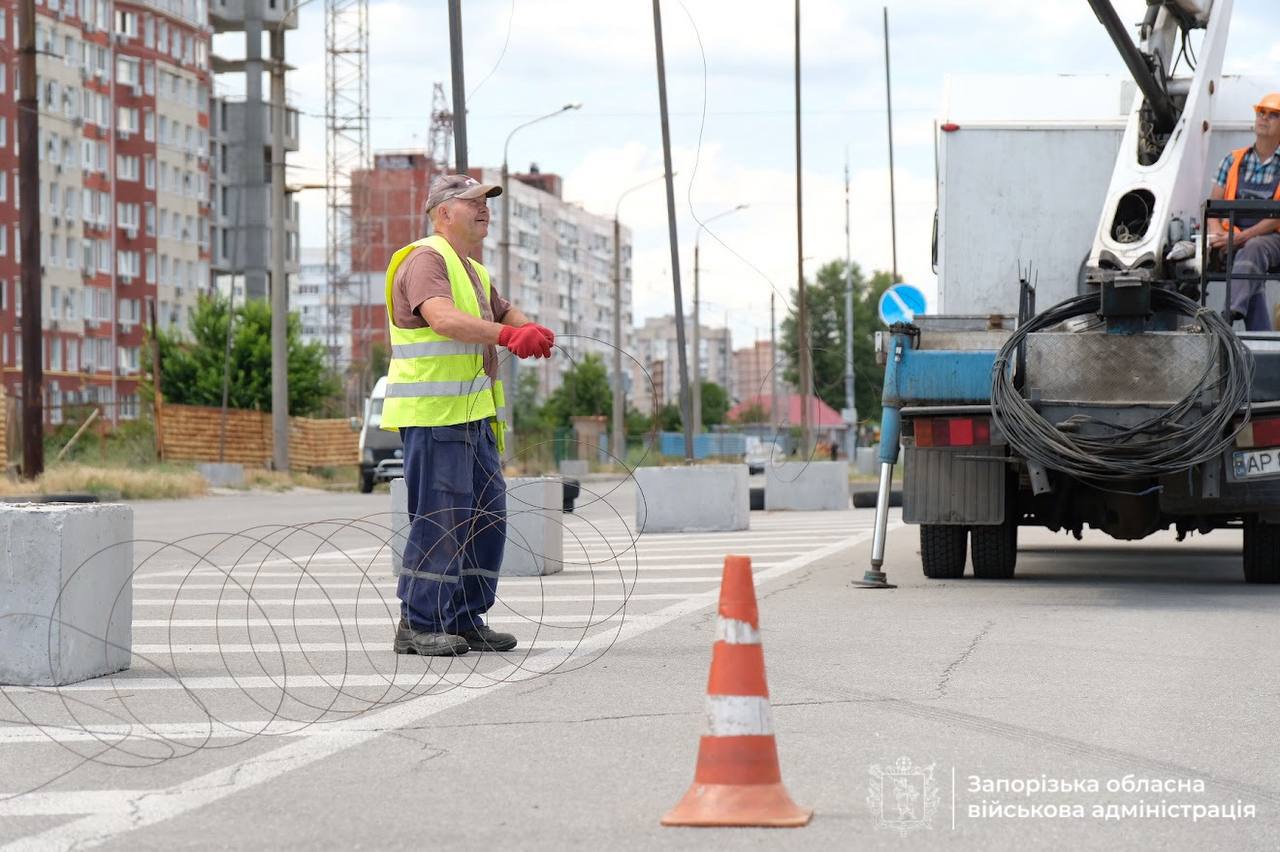 На зупинках в Запоріжжі почали встановлювати антидронові сітки