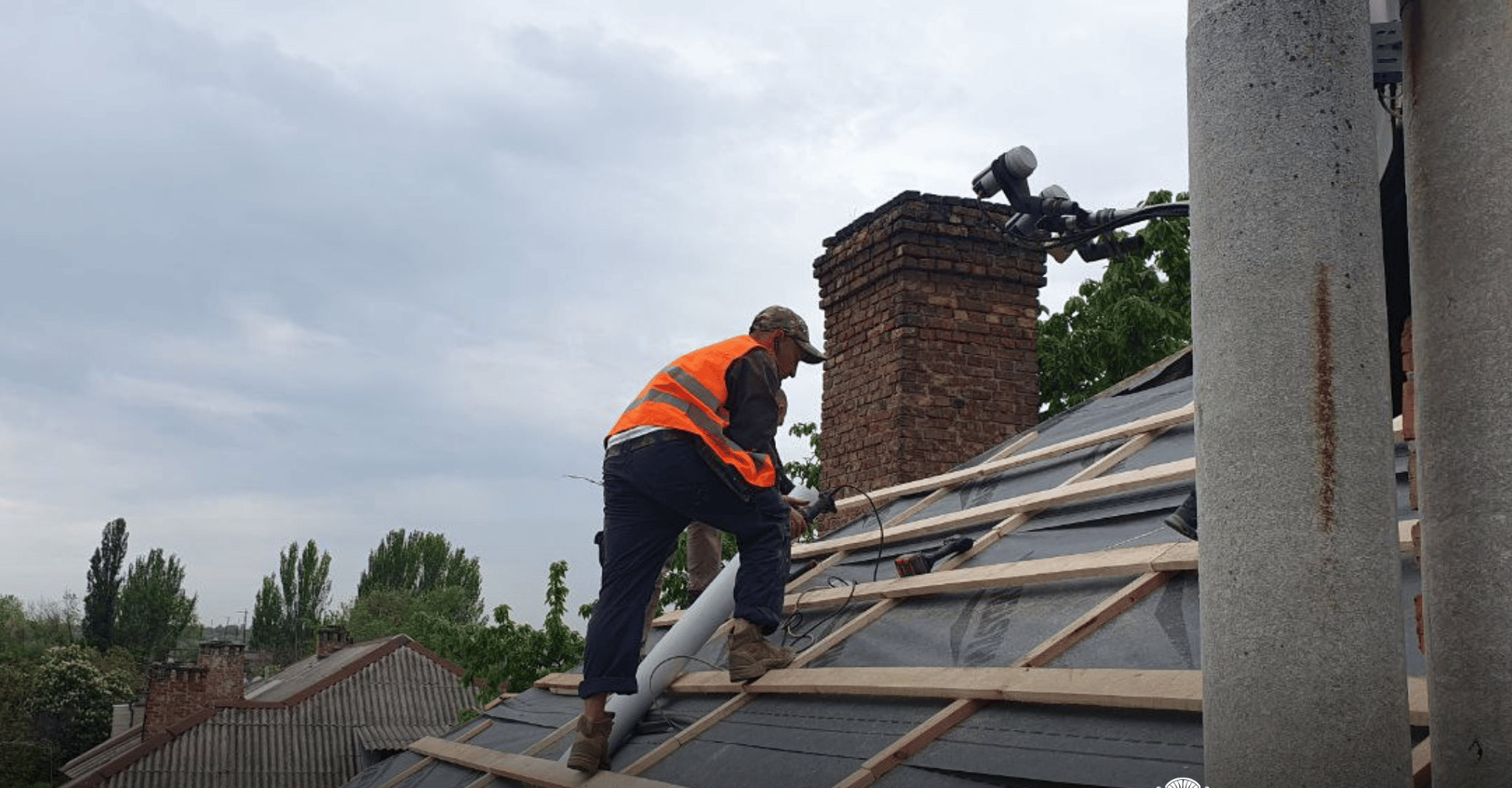 У Запоріжжі на ремонт покрівель пошкоджених будинків виплатили понад 35,8 млн грн