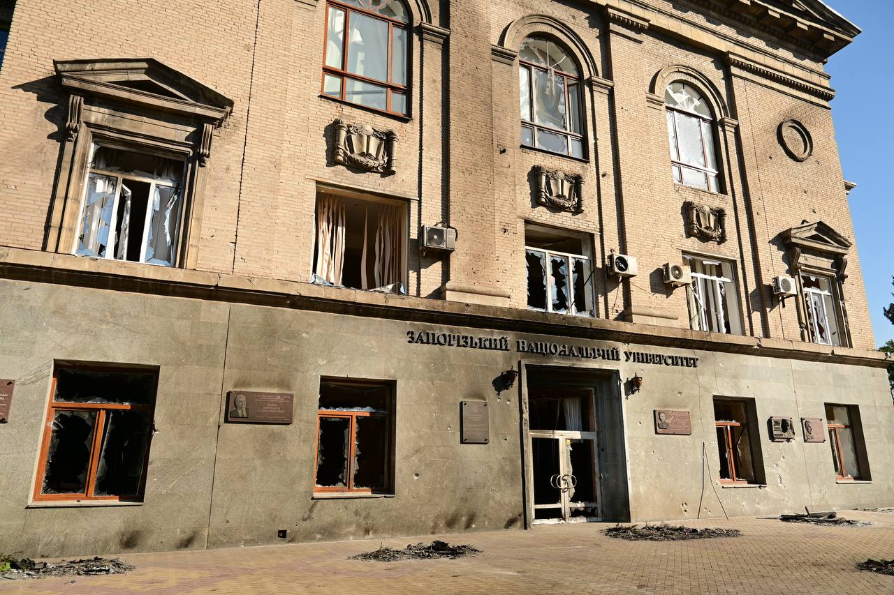 Запоріжжя під атакою «шахедів»: зруйновані будинки, університет, є загиблий і поранені