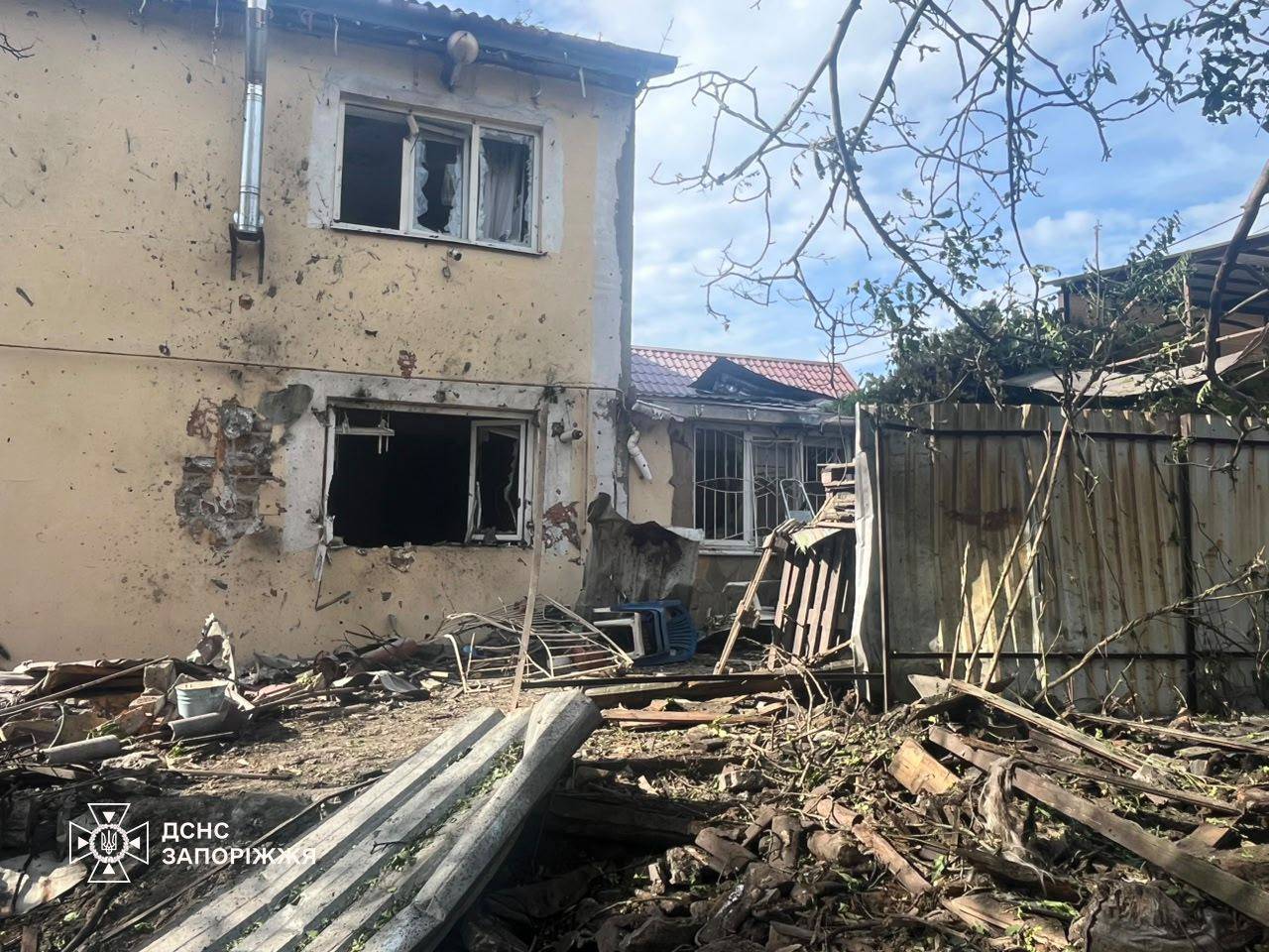 Удар по зупинці в Запоріжжі: двоє загиблих, понад 30 поранених, пошкоджена інфраструктура