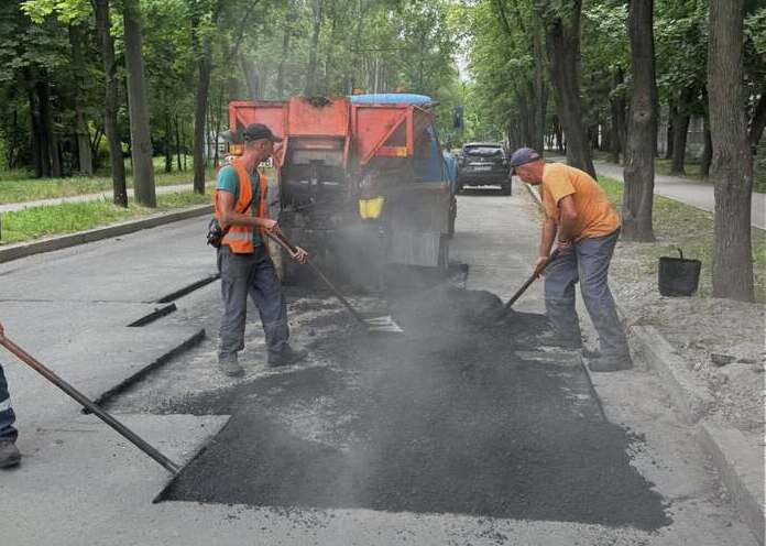 У Заводському районі Запоріжжя оновлюють дорожнє покриття