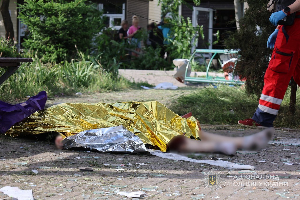 Удар по зупинці в Запоріжжі: двоє загиблих, понад 30 поранених, пошкоджена інфраструктура