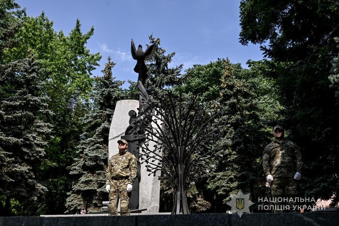 У Запоріжжі відкрили інсталяцію «Дерево пам’яті» на честь полеглих правоохоронців