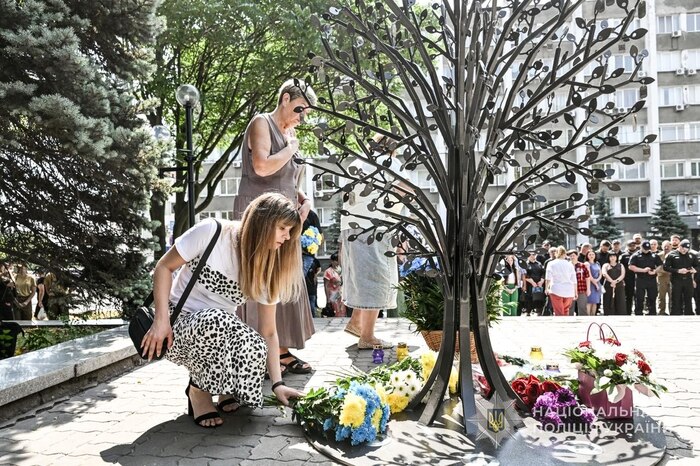 У Запоріжжі відкрили інсталяцію «Дерево пам’яті» на честь полеглих правоохоронців