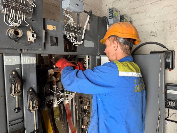 Запорізькі енергетики за вихідні повернули світло понад 50 тисячам родин