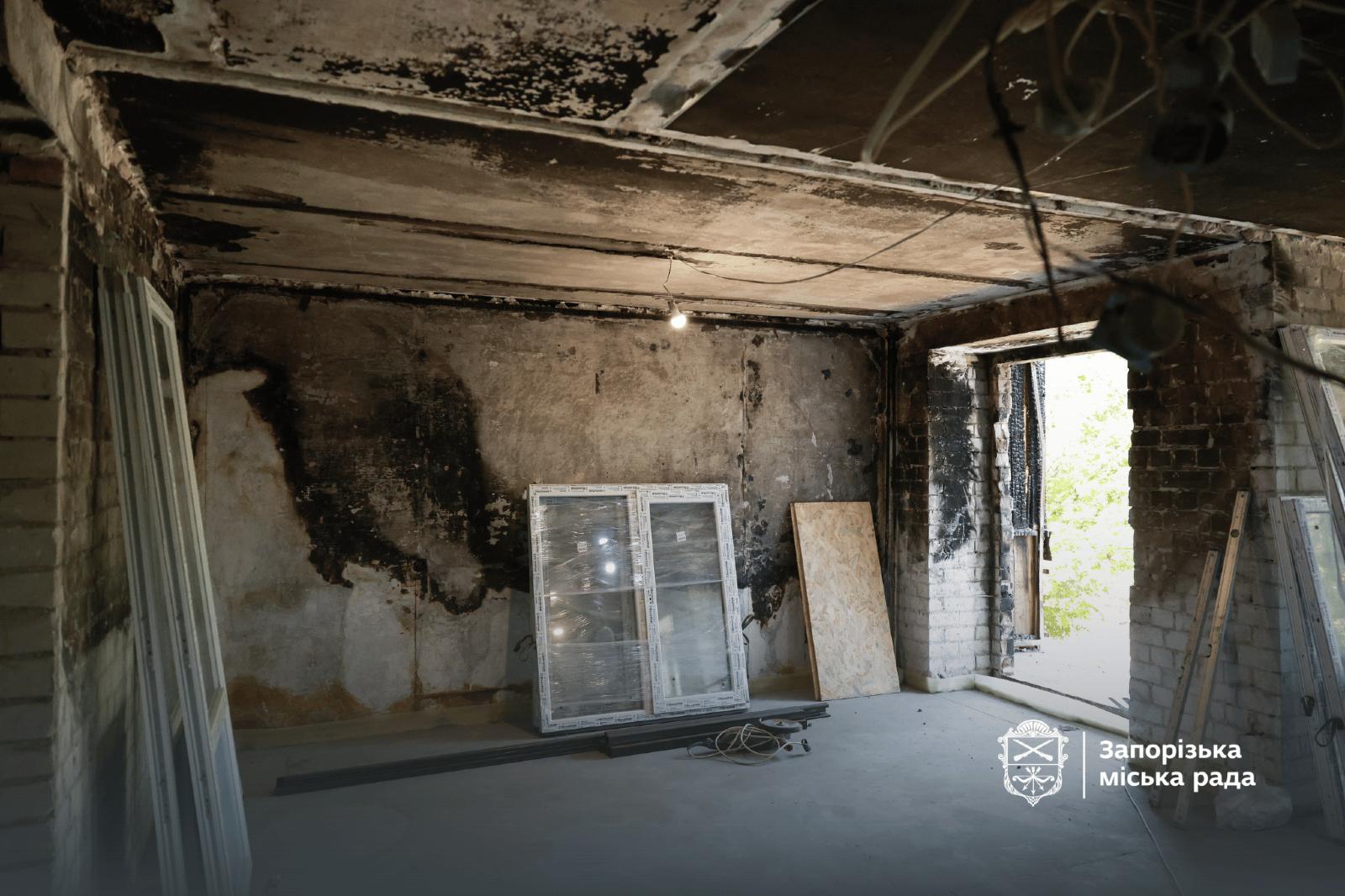 У Запоріжжі відновлюють 23 багатоквартирні будинки, пошкоджені російськими атаками