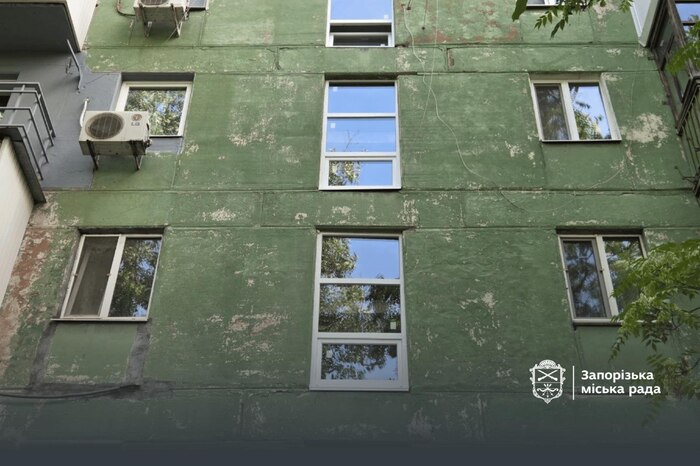 У Запоріжжі у пошкоджених будинках встановлюють пластикові склопакети замість OSB-плит