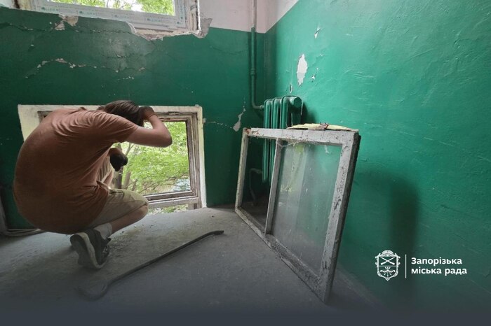 У Запоріжжі у пошкоджених будинках встановлюють пластикові склопакети замість OSB-плит