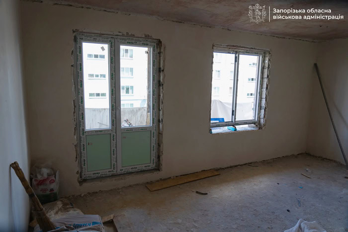 Під’їзд будинку на проспекті Моторобудівників у Запоріжжі відновили вже більш ніж наполовину
