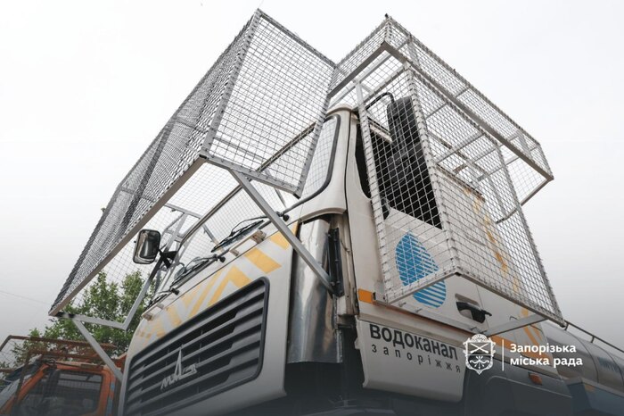 У Запоріжжі продовжують захищати комунальну техніку від російських дронів