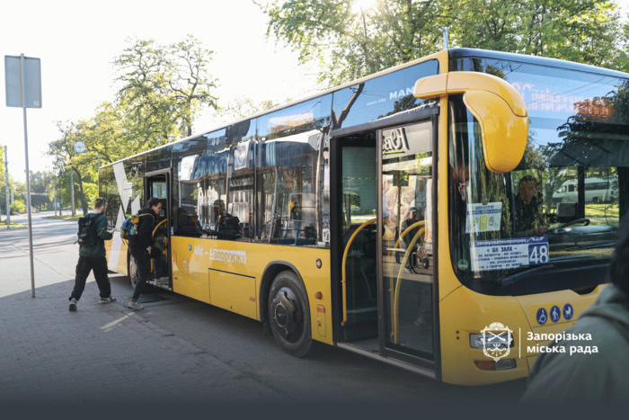У Запоріжжі ще дві зупинки облаштували тактильною плиткою
