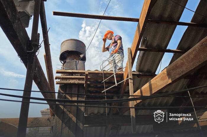 У Запоріжжі відновлюють пошкоджену покрівлю будинку на бульварі Шевченка