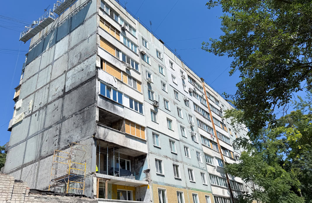 Більше третини робіт уже виконали: у Запоріжжі відновлюють будинок на правому березі. ФОТО