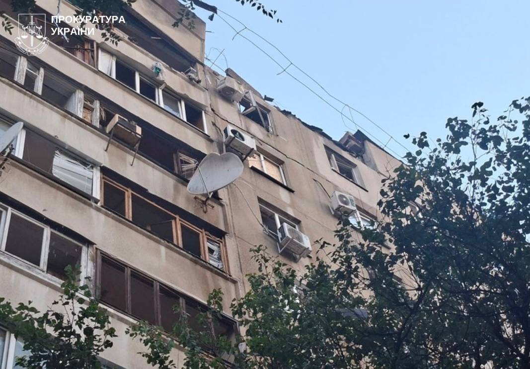 Зруйнований ТЦ, університет та будинки: російські війська дронами вдарили по Запоріжжю