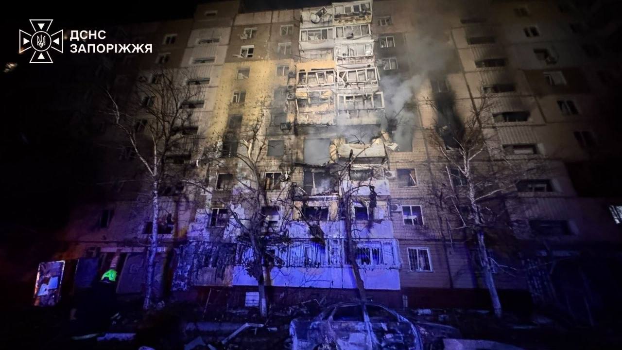 Зруйнований ТЦ, університет та будинки: російські війська дронами вдарили по Запоріжжю