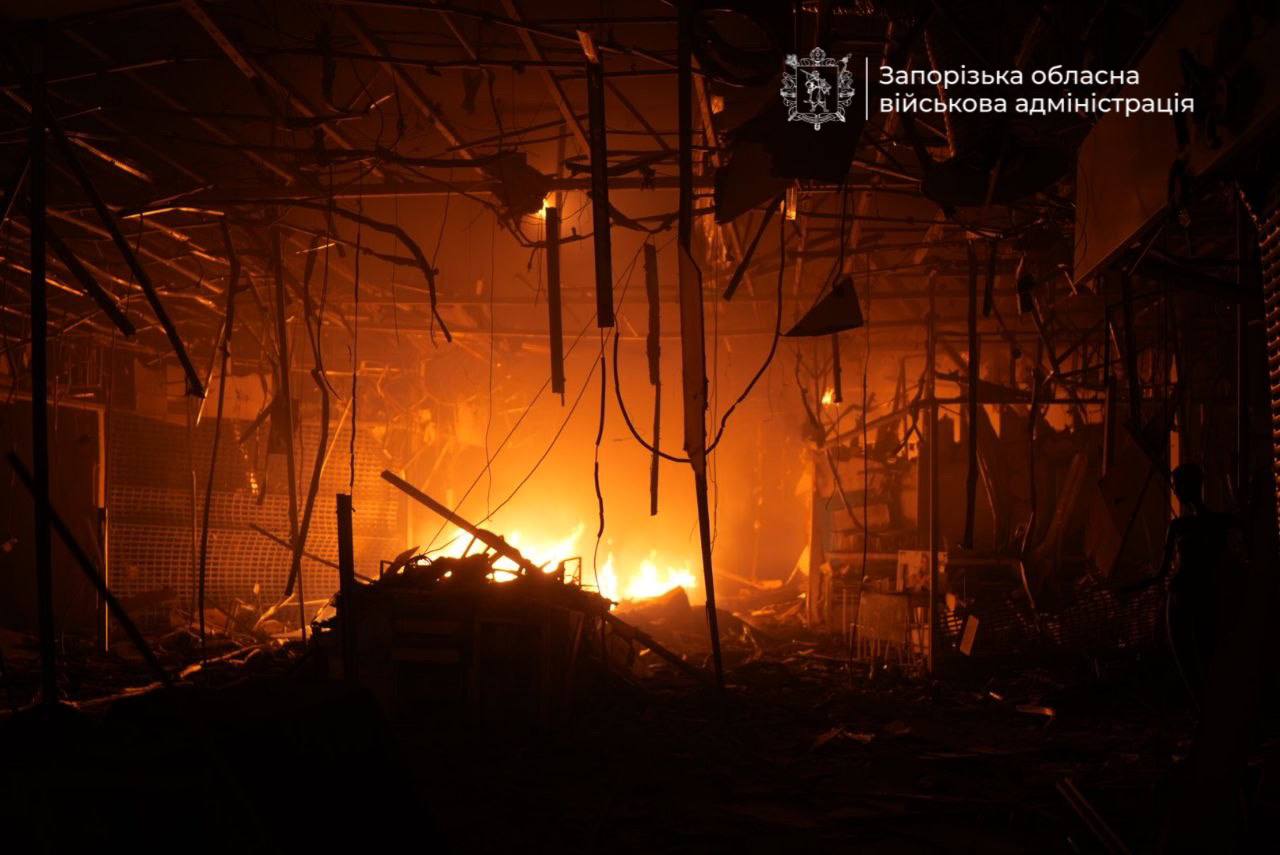 Війська РФ вдарили по ТЦ City Mall у Запоріжжі: виникла кілька пожеж