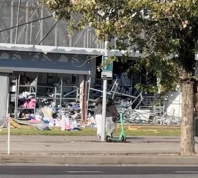 Війська РФ вдарили по ТЦ City Mall у Запоріжжі: виникла кілька пожеж