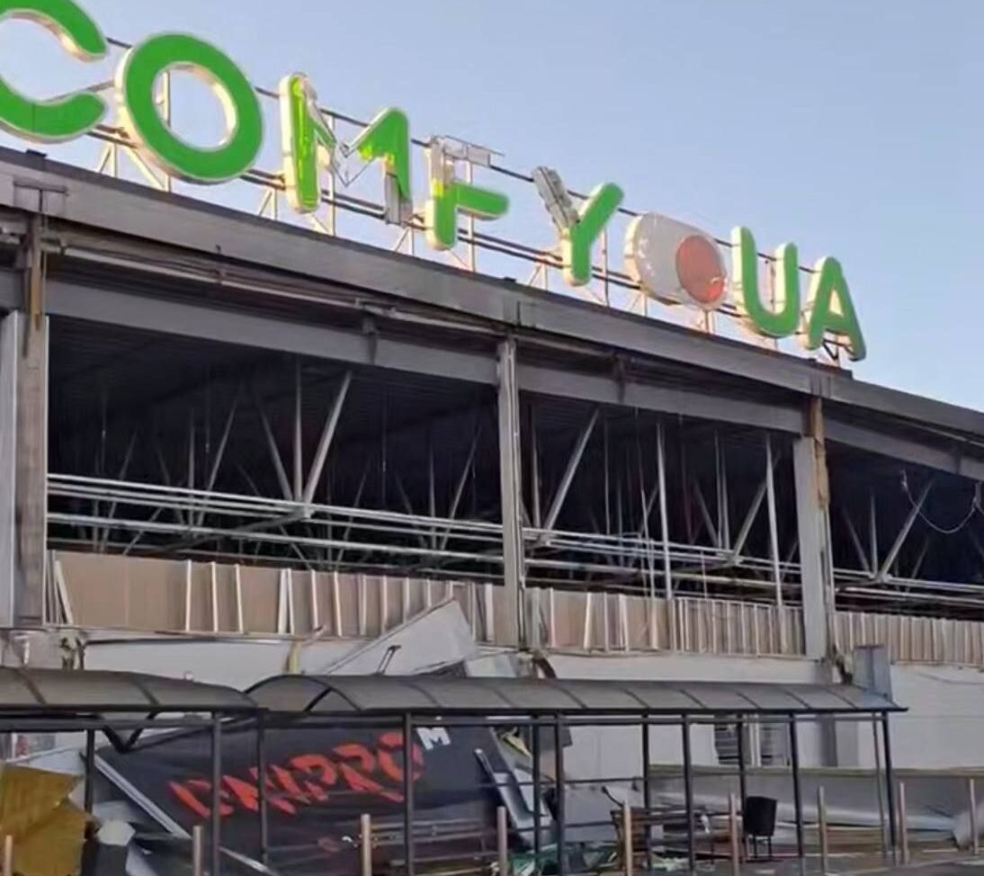 Війська РФ вдарили по ТЦ City Mall у Запоріжжі: виникла кілька пожеж