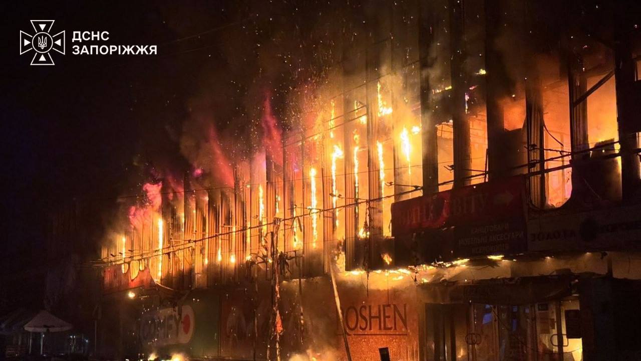 Зруйнований ТЦ, університет та будинки: російські війська дронами вдарили по Запоріжжю
