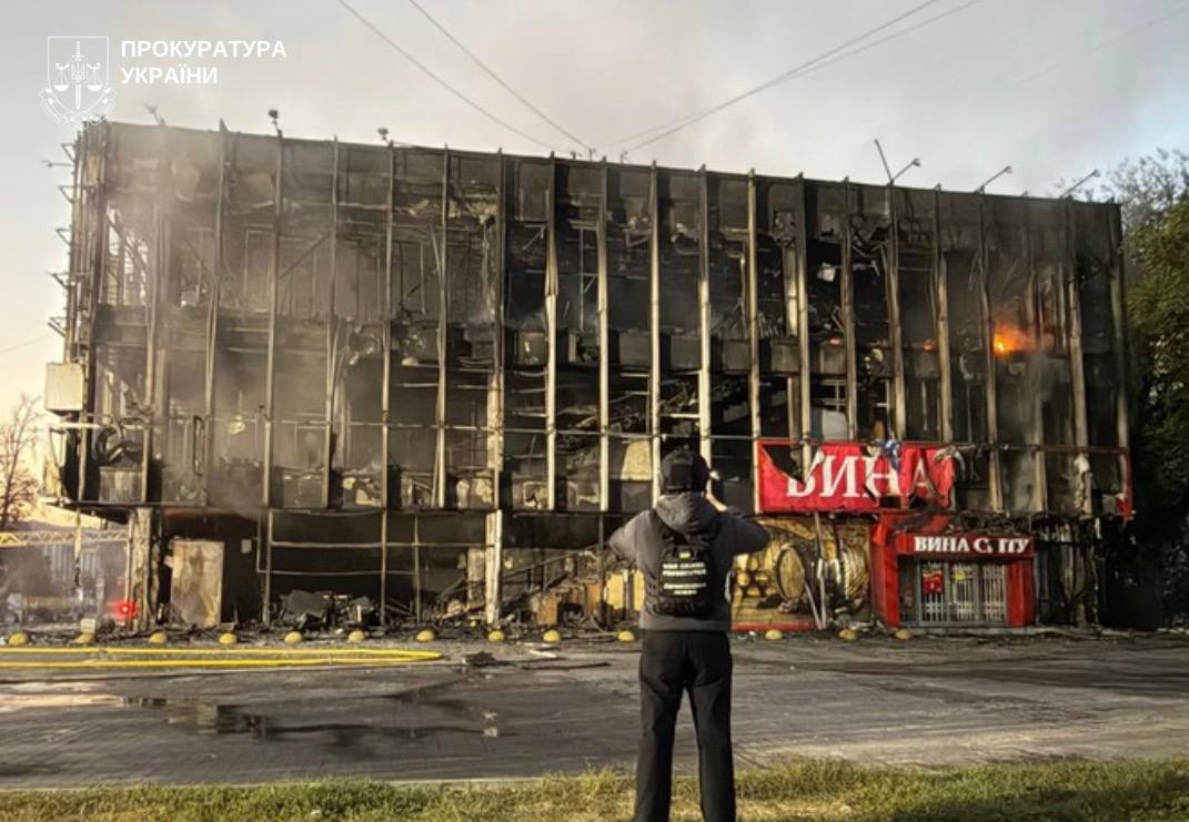 Зруйнований ТЦ, університет та будинки: російські війська дронами вдарили по Запоріжжю