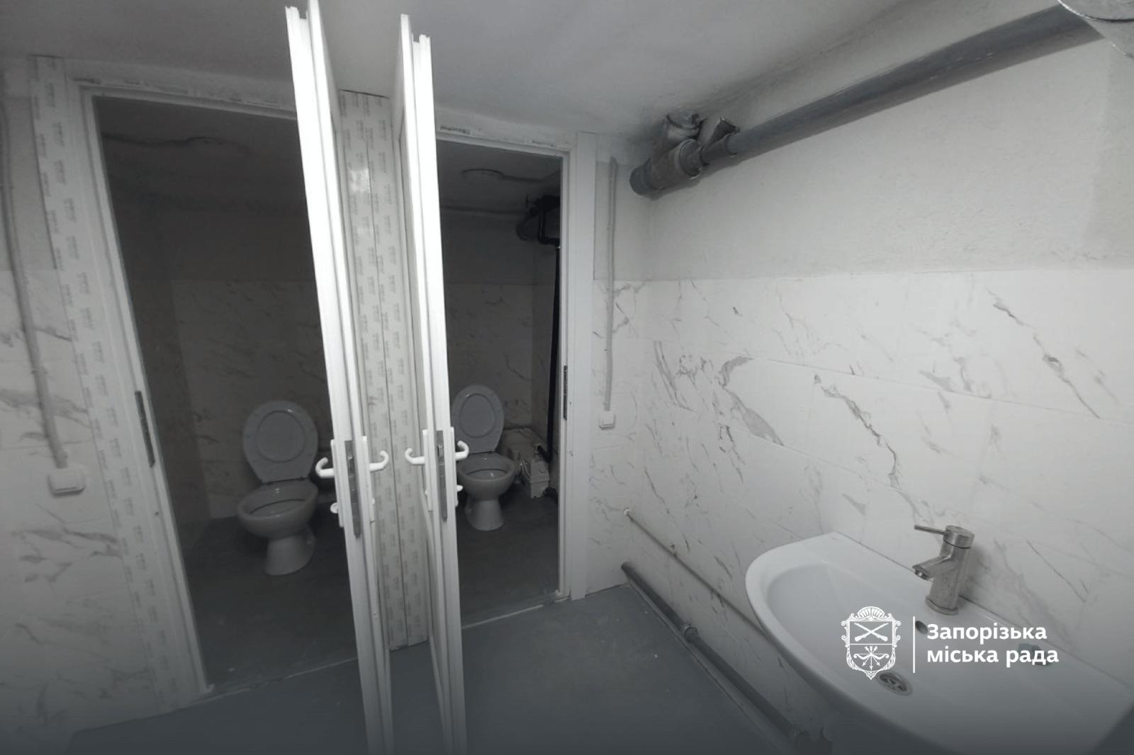 У Запоріжжі ремонтують укриття у житлових будинках: два вже готові, ще п’ять – у роботі