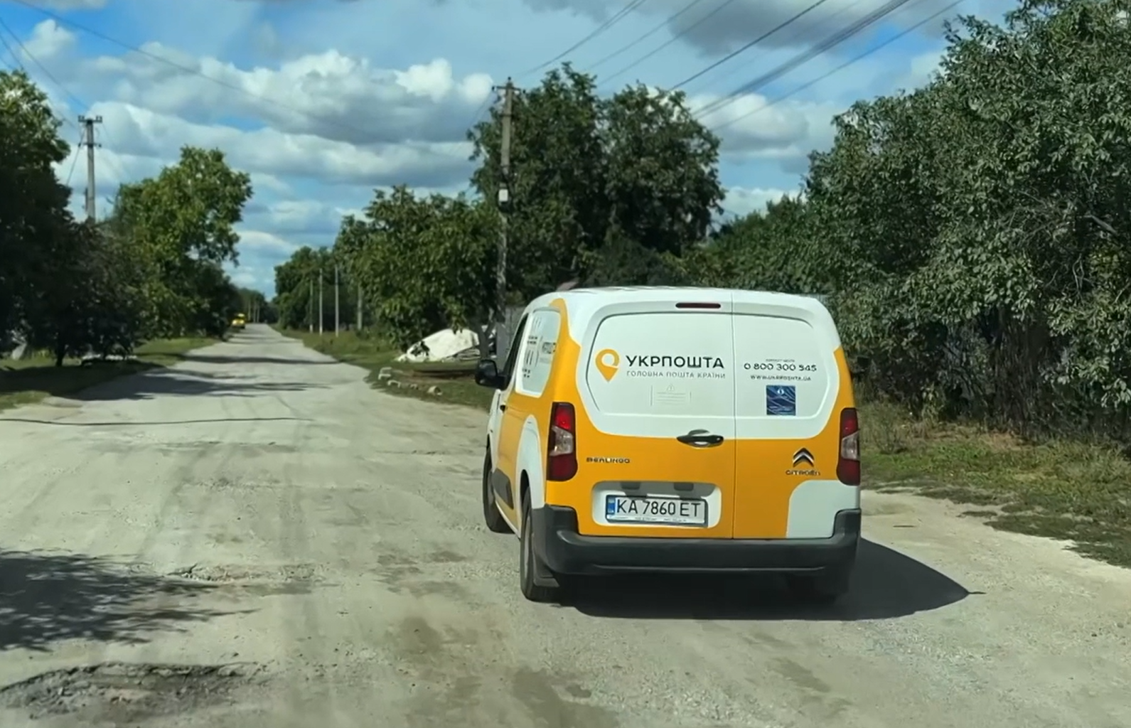 Доставка під прицілом дронів: як «Укрпошта» працює у прифронтових селах Запорізької області