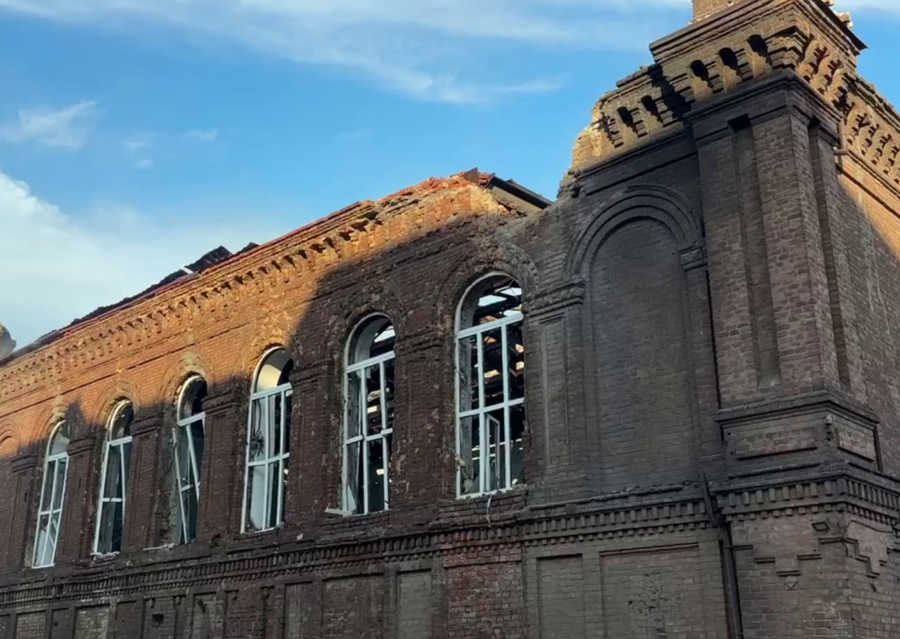 Пережив Другу світову, але не російський удар: у Запоріжжі пошкоджено корпус вишу. ФОТО