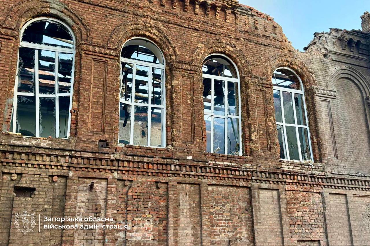 Зруйнований ТЦ, університет та будинки: російські війська дронами вдарили по Запоріжжю