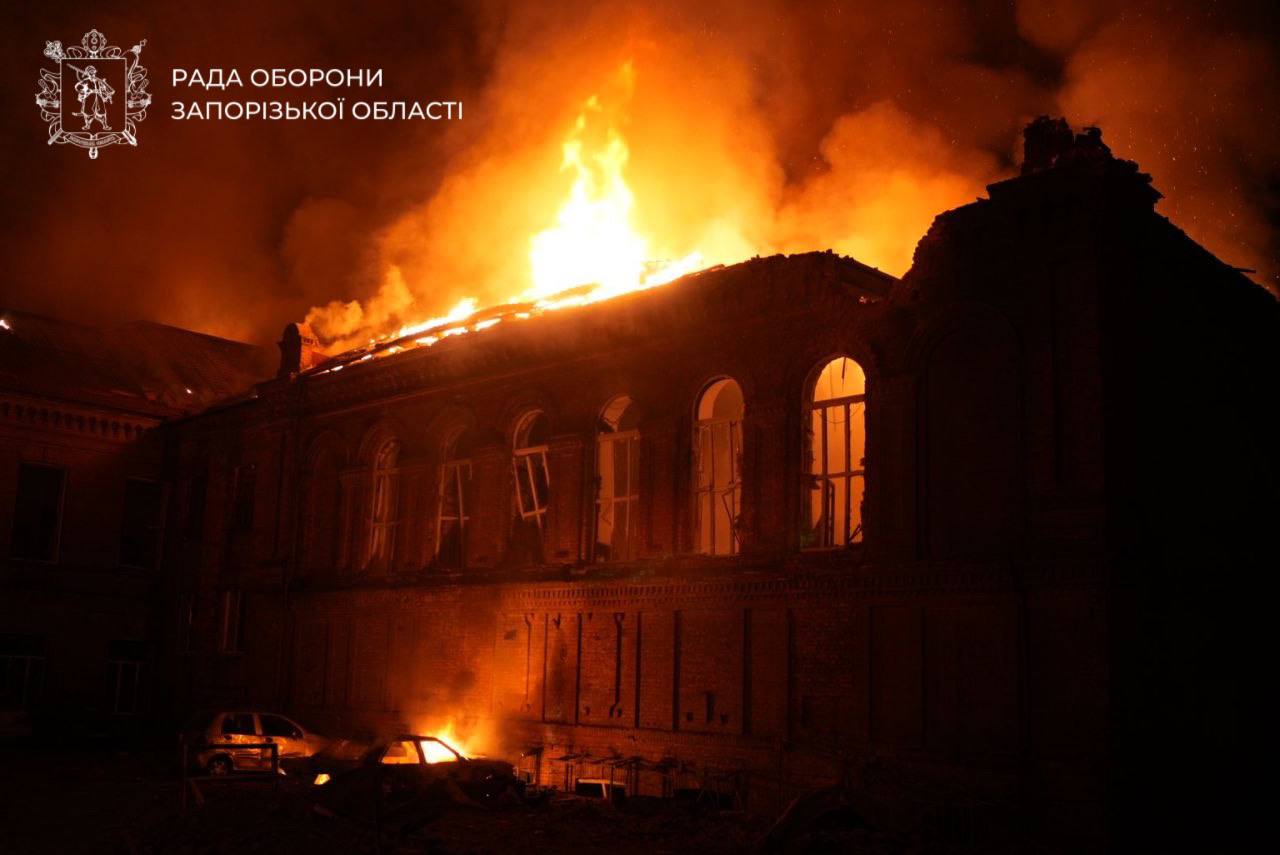 Зруйнований ТЦ, університет та будинки: російські війська дронами вдарили по Запоріжжю