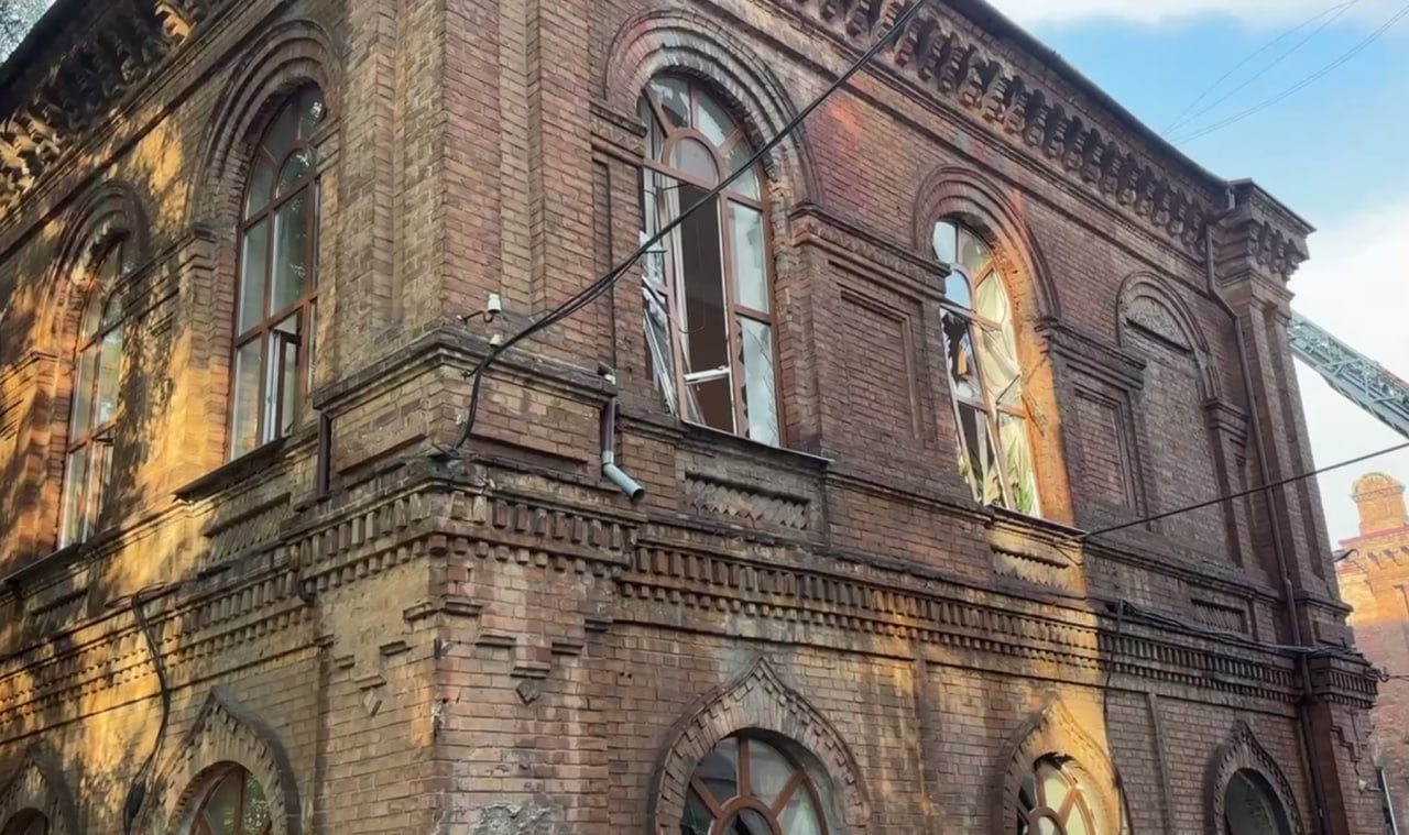 Натисни щоб дізнатись більше про: Пережив Другу світову, але не російський удар: у Запоріжжі пошкоджено корпус вишу. ФОТО